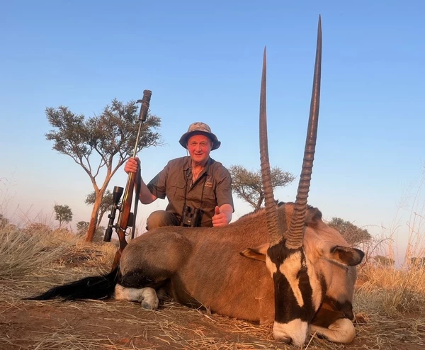 Oryx bei Osonjiva, Namibia